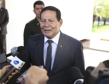 “Caso único no mundo”, diz Mourão sobre manchas de óleo no Nordeste