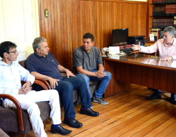 Vereadores recebem servidor da Saúde para tratar da suspensão dos repasses das emendas parlamentares a entidades filantrópicas