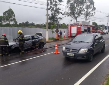 Veículo pega fogo em avenida de Juiz de Fora