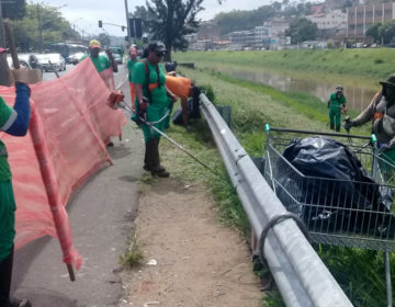 Demlurb realiza limpeza nas margens do Rio Paraibuna
