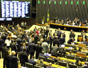 Plenário da Câmara aprova projeto sobre armas; texto segue para Senado