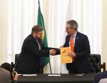 Romeu Zema recebe relatório do 2º Assembleia Fiscaliza