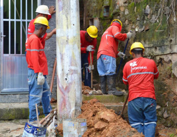 Servidores instalam 80 metros de rede de esgoto no bairro Santa Cecília