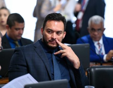 Comissão aprova isenção de taxa para estudantes carentes tirarem passaporte