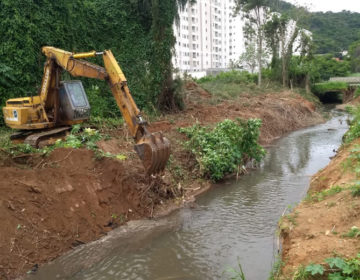 Secretaria de Obras finaliza limpeza mecânica de córrego no Bairro Democrata