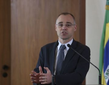 Bolsonaro nomeia André Mendonça para a Justiça e Ramagem para a PF