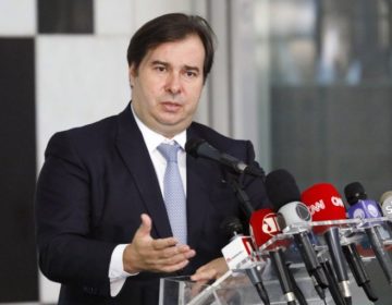 Para Maia, governo precisa propor congelamento de salários de servidores por dois anos