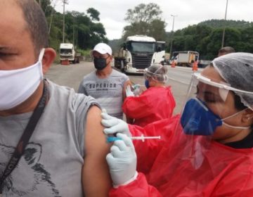 UFJF participa de vacinação contra influenza para caminhoneiros na BR-040