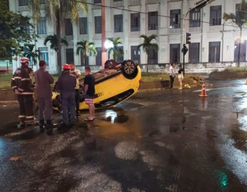 Corpo de Bombeiros atendem a ocorrência de capotamento de automóvel no centro