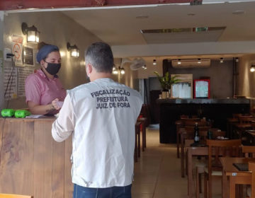 Servidores da Semaur fiscalizam restaurantes no Centro de Juiz de Fora
