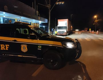 PRF prende 3 assaltantes de carga, liberta motorista ileso e recupera caminhão e carga.