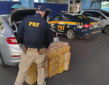 PRF prende motorista transportando grande quantidade de maconha em veículo de luxo.