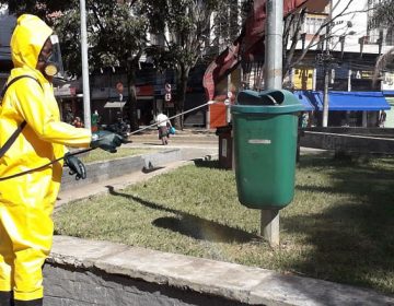 PJF promove limpeza de praça no Bairro Bom Pastor