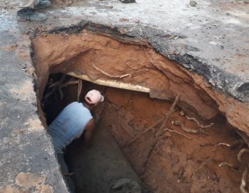 Secretaria de Obras faz manutenção de rede de drenagem no Vale do Ipê