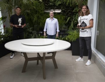 Thiago Silva e Filipe Luis recebem réplica da taça da Copa América