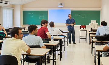 Proposta obriga universidades a reduzirem em 30% mensalidade de curso presencial sem oferta online