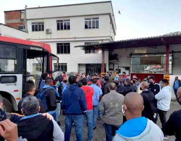 Trabalhadores de ônibus coletivo de Juiz de Fora paralisam atividades e protestam por atraso de salários