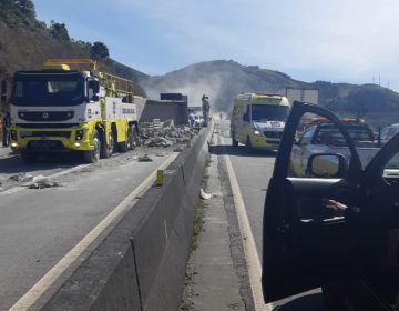 Caminhão tomba próximo a Oliveira Fortes e deixa uma pessoa morta