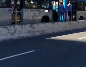 Funcionários do transporte coletivo de Juiz de Fora protestam por atraso de pagamento do mês de junho