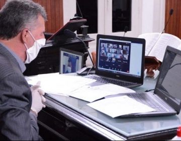 Câmara aprova suspensão por um mês dos contratos dos professores