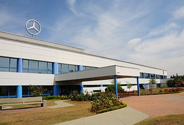 Parte de plataforma cai e mata funcionário na fábrica da Mercedes-Benz