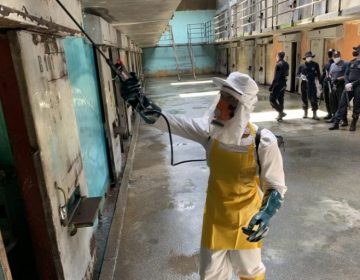 Bolsonaro desobriga uso de máscaras em presídios