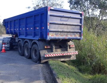 Caminhão passa por cima de vítima em um acostamento na BR-040