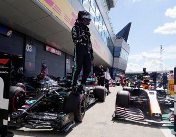 Lewis Hamilton larga na frente em Silverstone