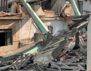 Parede de galpão desaba no Bairro Poço Rico