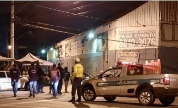 Fiscalização da PJF atua em feira irregular na Avenida Brasil