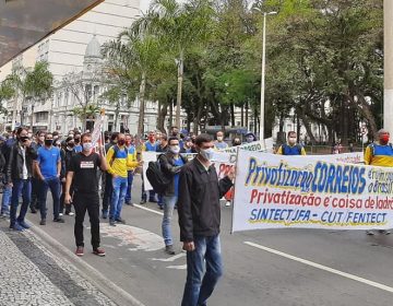 Funcionários dos Correios fazem passeata no Centro de Juiz de Fora