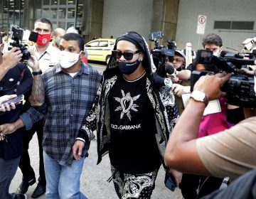 Ronaldinho Gaúcho chega ao Rio de Janeiro com seu irmão Assis