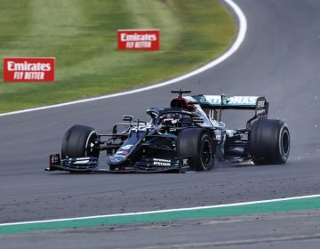 Mesmo com pneu furado na última volta, Lewis Hamilton vence em Silverstone