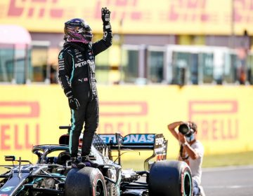 Lewis Hamilton crava pole position de número 95 da carreira