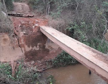 Secretaria de Obras faz manutenção em redes de drenagem e reforma ponte