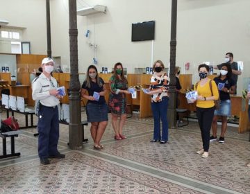 Agentes distribuem máscaras no encerramento da Semana Nacional de Trânsito
