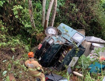 Caminhão bate em poste e cai em morro da Estrada Engenheiro Gentil Forn