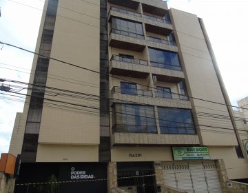 Edifício interditado passa por avaliação de topógrafos da Defesa Civil