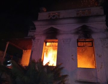 Incêndio atinge imóvel desocupado na Rua Mariano Procópio
