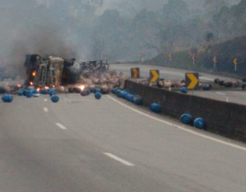 Caminhão tomba na BR-040