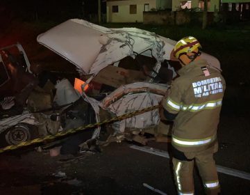 Kombi se colide com carreta em Santos Dumont