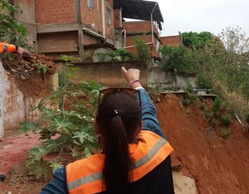 Defesa Civil e Bombeiros aplicam lona plástica no Bairro Santa Cândida