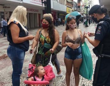 Ação do laço rosa leva servidoras ao calçadão da Rua Halfeld