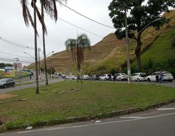 Motoristas de aplicativo fazem protesto, após condutor ser esfaqueado em serviço