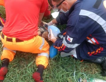 Corpo de Bombeiros resgata mulher no Rio Paraibuna