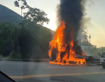 Corpo de Bombeiros combate incêndio de caminhão em Santos Dumont