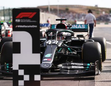 No retorno da F1 a Portugal, Lewis Hamilton faz mais uma pole no ano