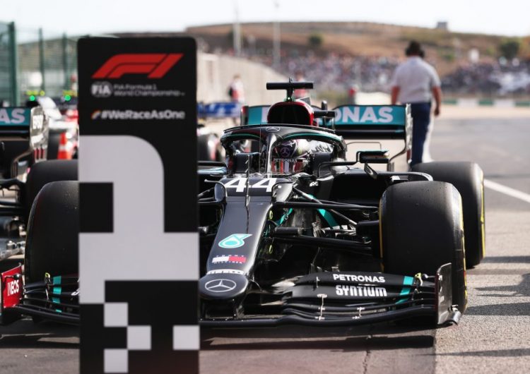 No retorno da F1 a Portugal, Lewis Hamilton faz mais uma pole no ano