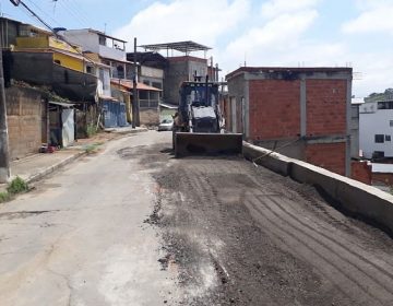 Secretaria de Obras faz base para recapeamento de via no Sagrado Coração