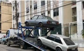 Prefeitura recolhe carros em situação de abandono nas ruas